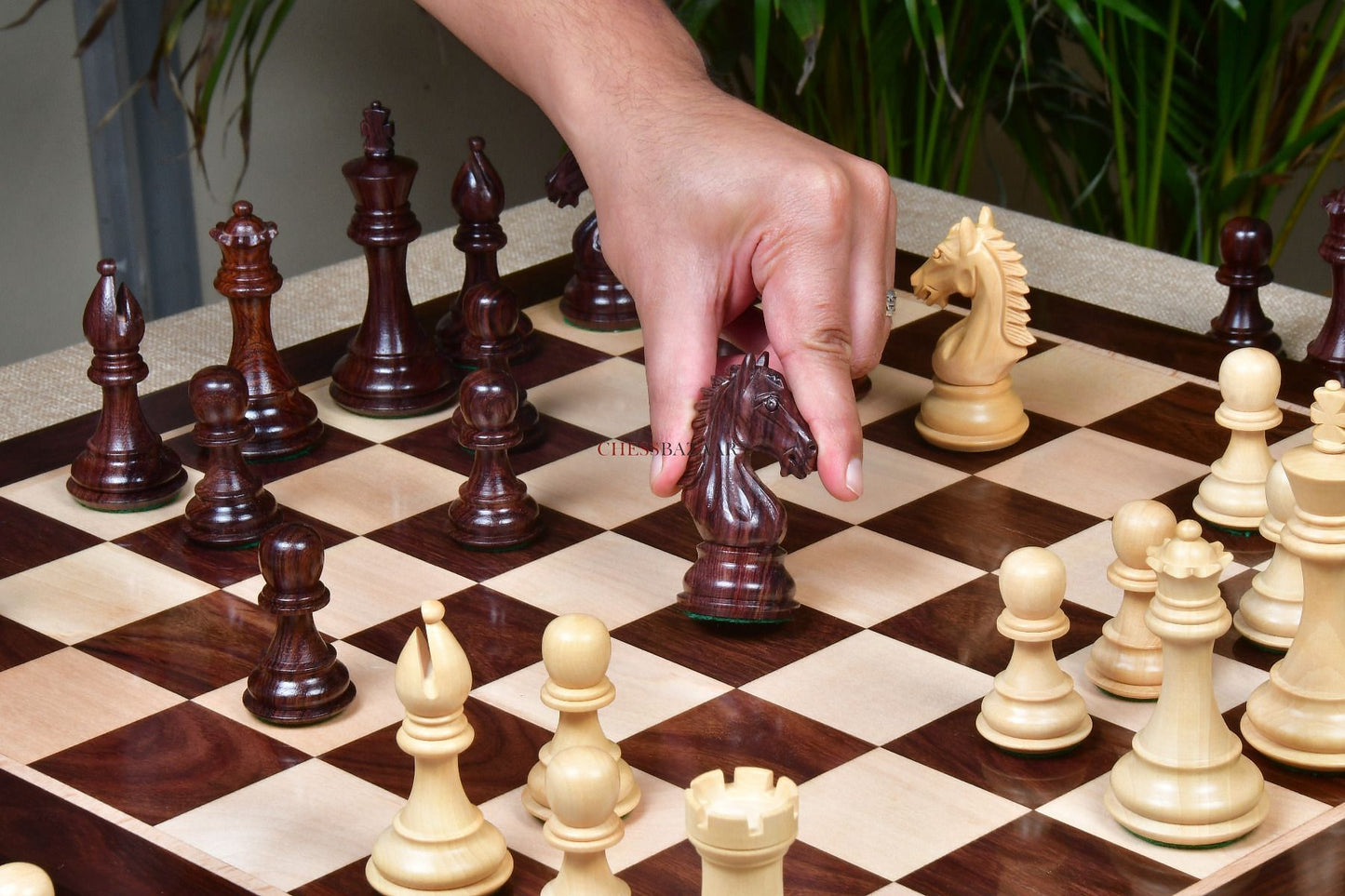 Derby Knight Staunton Weighted Chess Pieces in Rosewood & Boxwood - 4.1" King