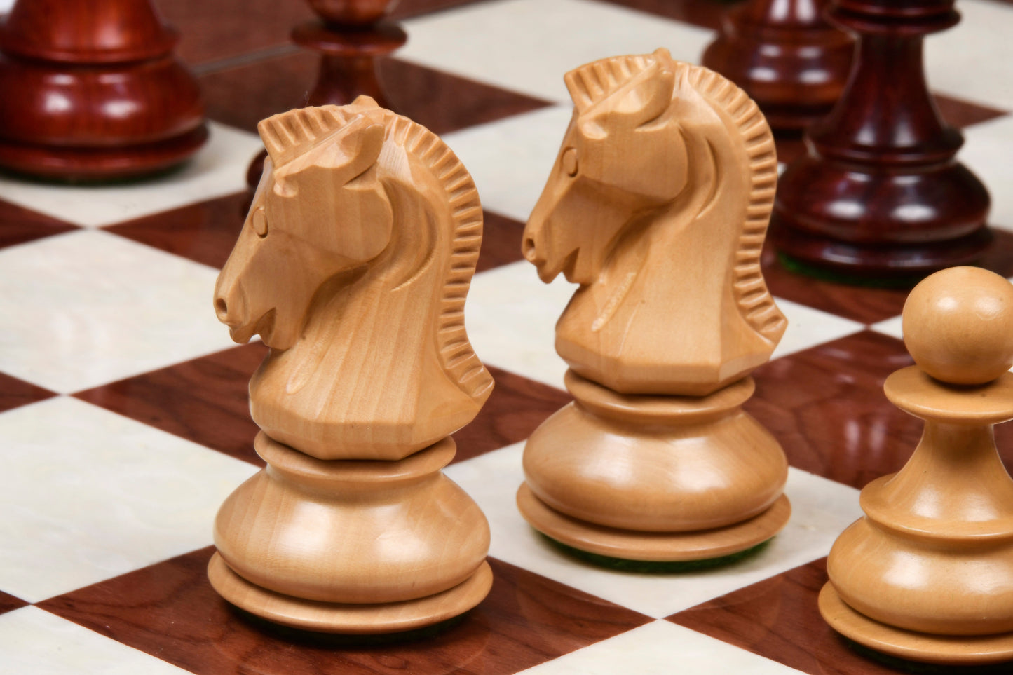 1950 Repro Dubrovnik Bobby Fischer Chessmen V3.0 in Bud Rosewood/Boxwood - 3.7" King with Board