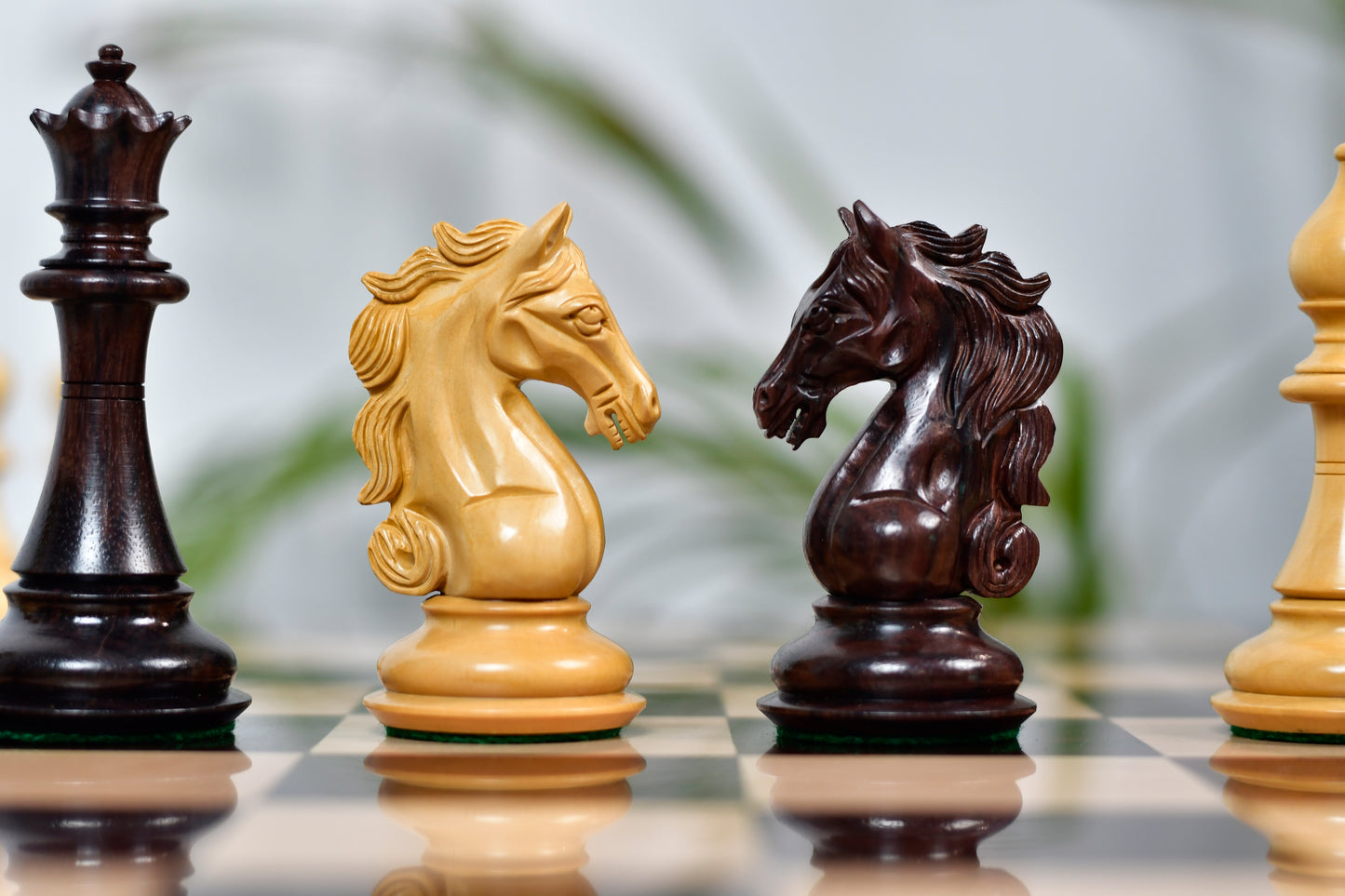 The Shera Series Staunton Weighted Chess Pieces V2.0 in Rosewood / Boxwood - 4.5" King