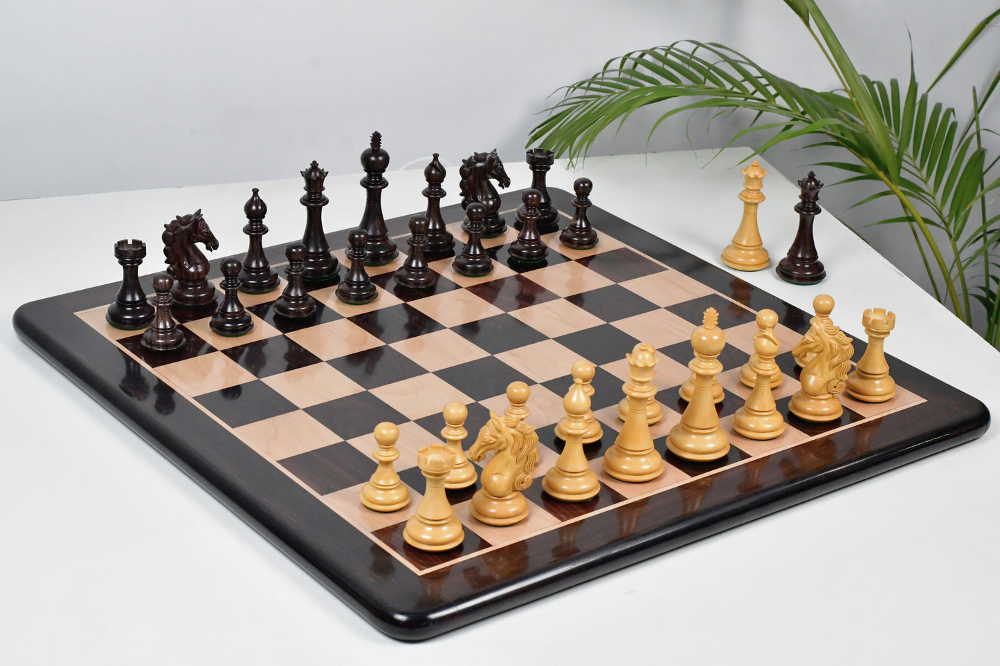 The Shera Series Staunton Weighted Chess Pieces V2.0 in Rosewood / Boxwood - 4.5" King