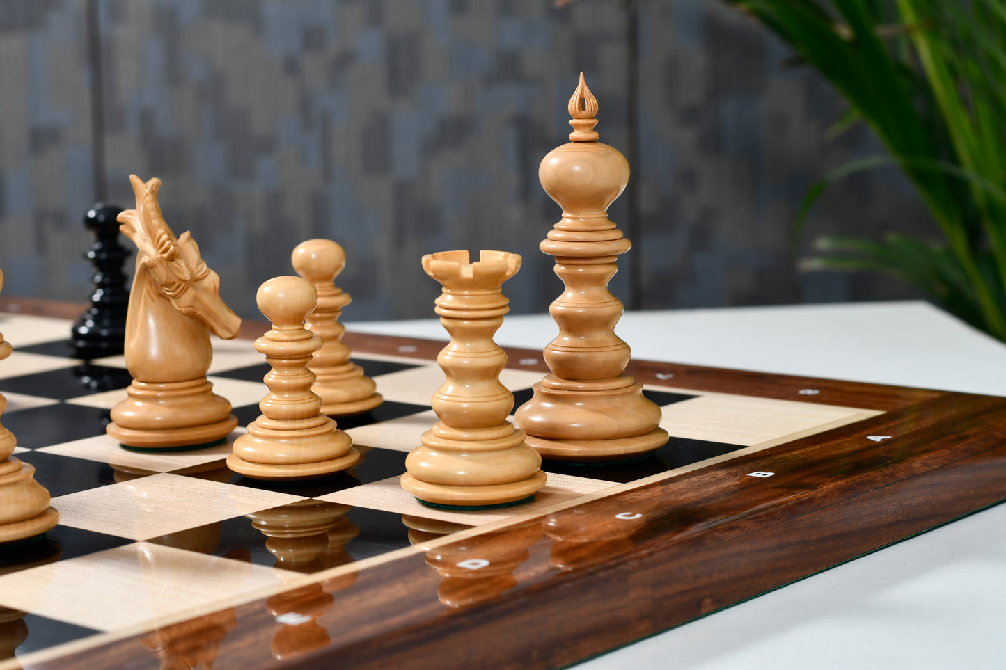 The St. Petersburg Luxury Artisan Series Chess Pieces in Ebony / Boxwood - 4.3" King with Storage Box