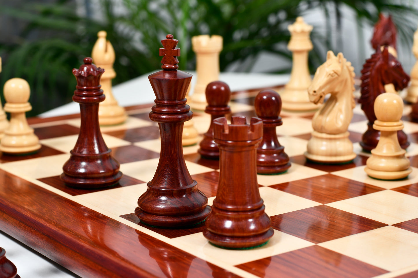 Derby Knight Chess Pieces in Bud Rosewood/Boxwood - 4.1" King with Board