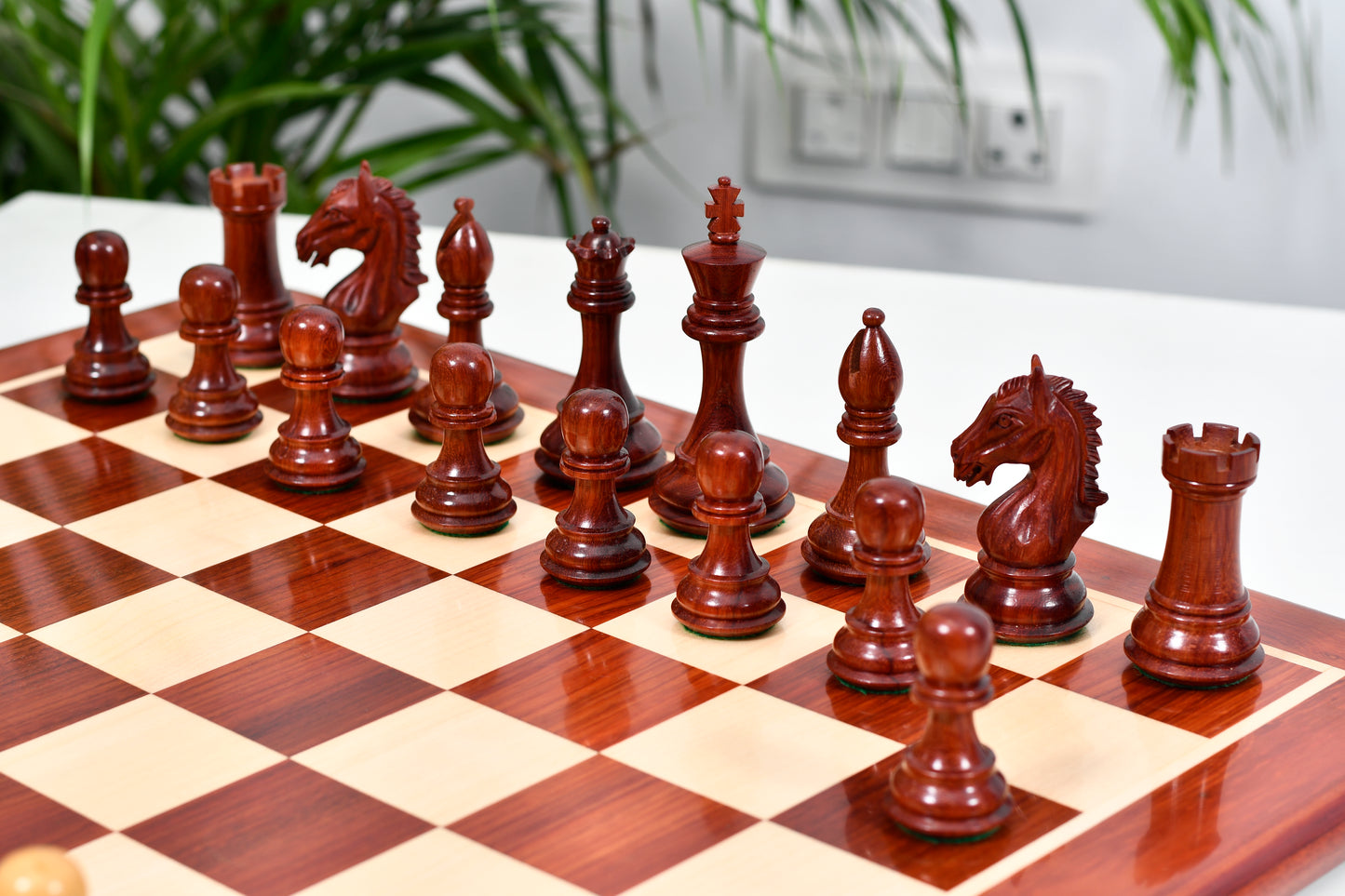 Derby Knight Chess Pieces in Bud Rosewood/Boxwood - 4.1" King with Board