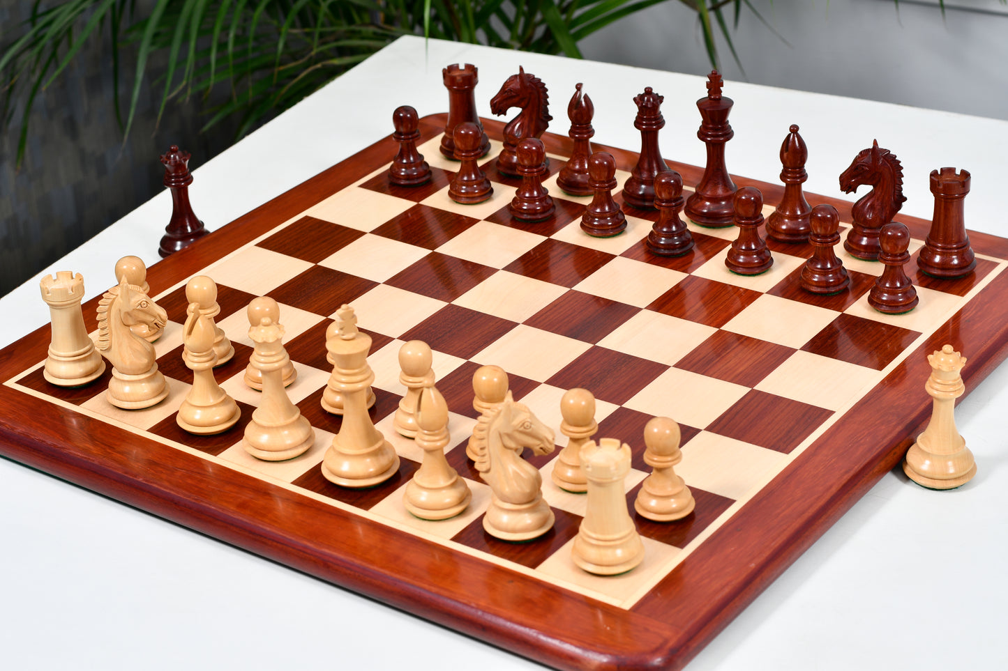 Derby Knight Chess Pieces in Bud Rosewood/Boxwood - 4.1" King with Board