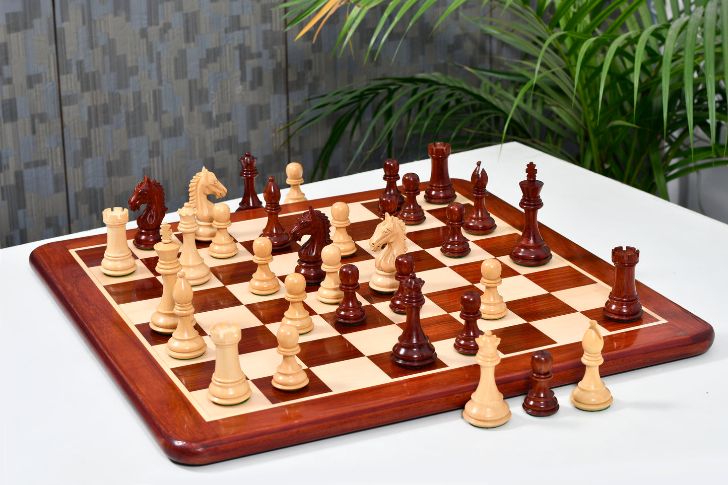 Derby Knight Chess Pieces in Bud Rosewood/Boxwood - 4.1" King with Board