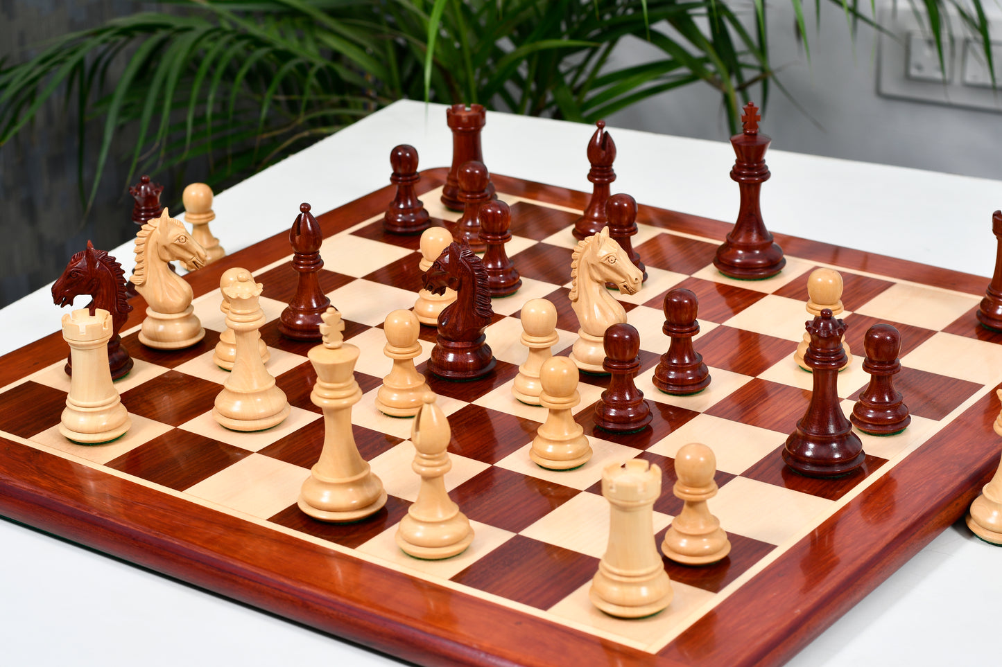 Derby Knight Chess Pieces in Bud Rosewood/Boxwood - 4.1" King with Board