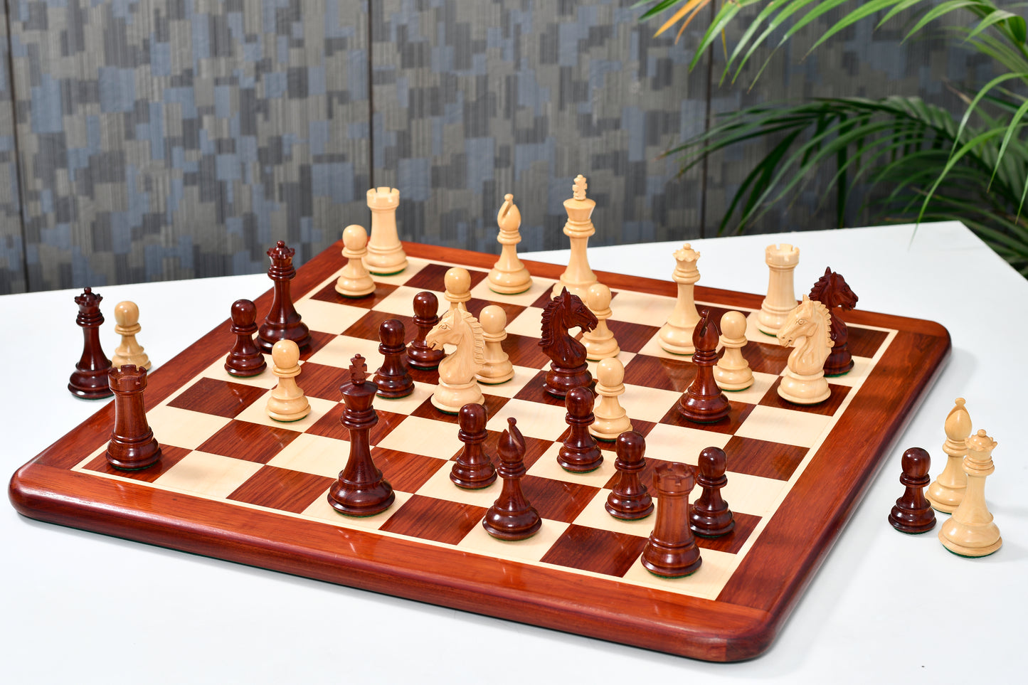 Derby Knight Chess Pieces in Bud Rosewood/Boxwood - 4.1" King with Board