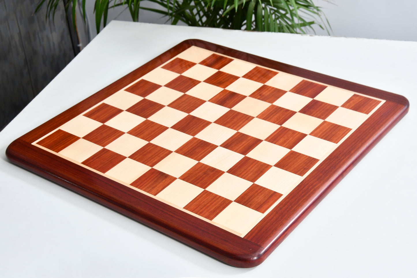 Combo Fierce Knight Staunton Series Chess Pieces in Bud Rosewood & Box Wood - 4.0" King with Chess Board