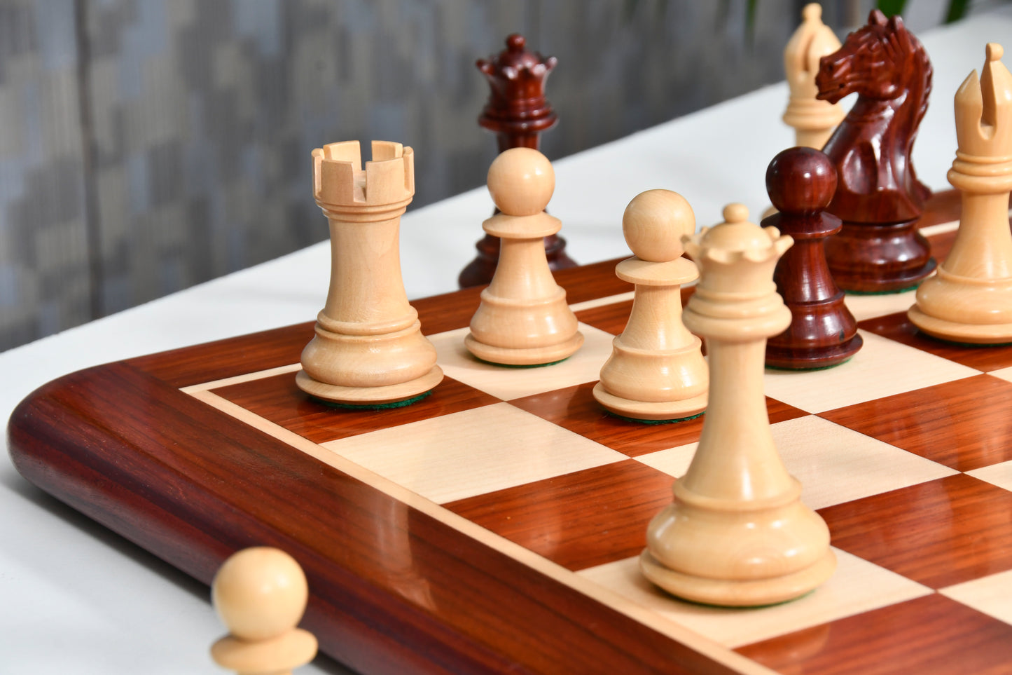 Combo Fierce Knight Staunton Series Chess Pieces in Bud Rosewood & Box Wood - 4.0" King with Chess Board