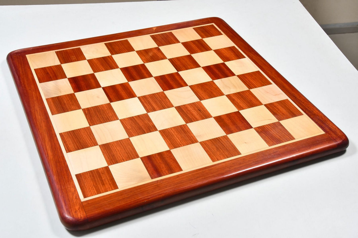 GM Blitz Edition Staunton Series Chess Set in Bud Rosewood / Boxwood with Wooden Chess Board - 3.75" King