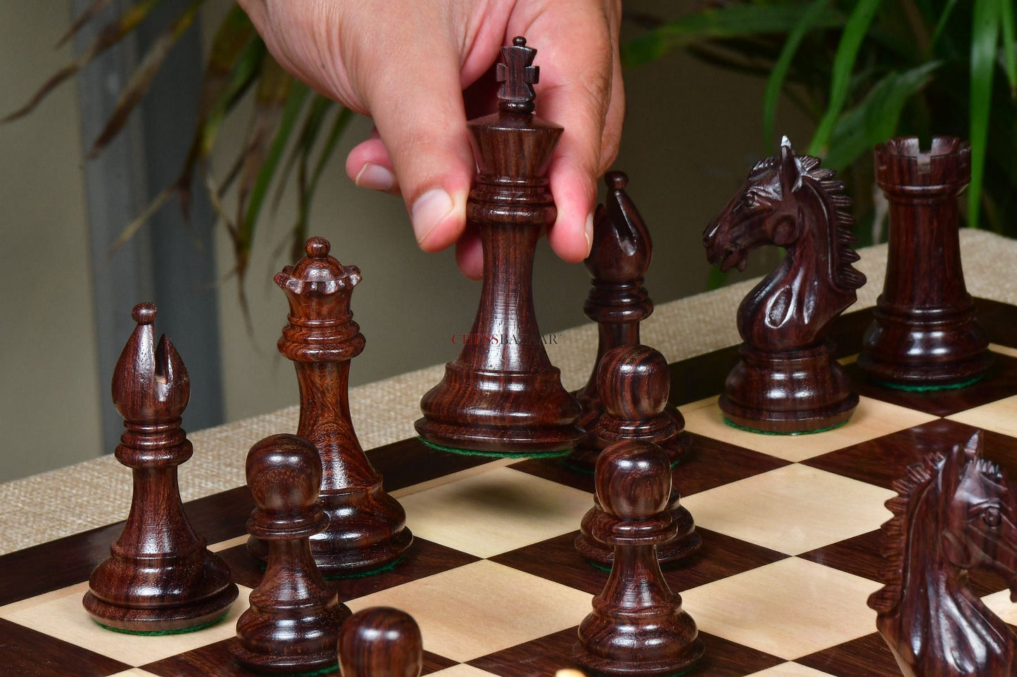 Derby Knight Staunton Weighted Chess Pieces in Rosewood & Boxwood - 4.1" King